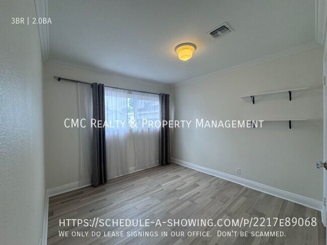 Building Photo - 3 bed & 2 bath home in EAST side Long Beach
