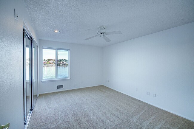 Building Photo - 2Bd/1.75Ba Kirkland Condo