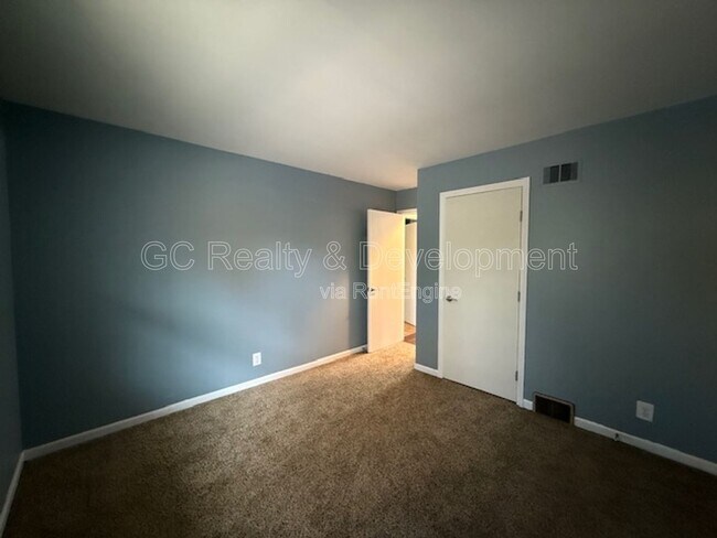 Building Photo - 16 Simpson St