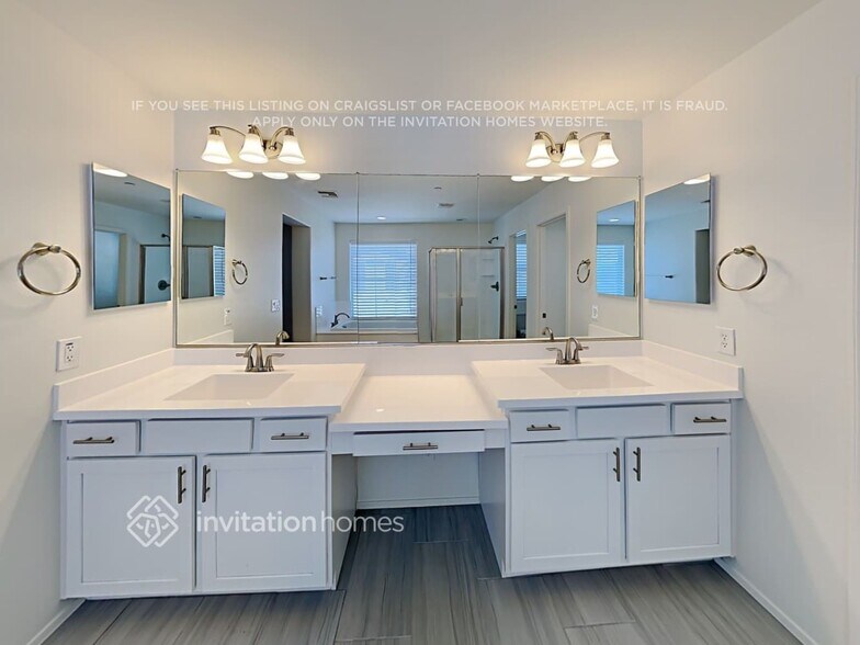 Building Photo - 308 N Sandal