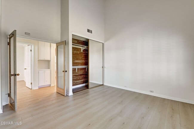 Building Photo - 2923 E Sierra Dr