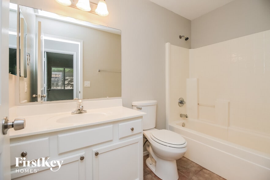 Building Photo - 701 E Cantebria Dr