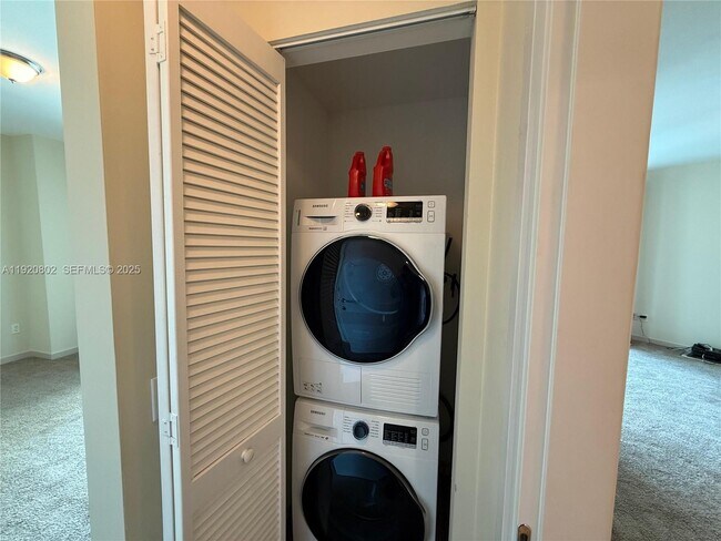 Building Photo - 300 S Biscayne Blvd