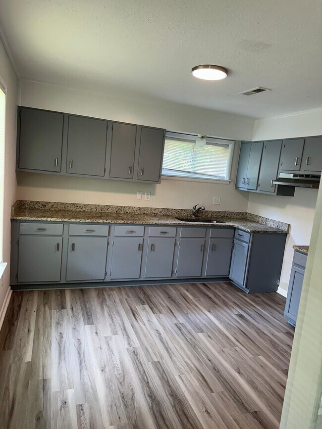 Building Photo - 208 Cloverleaf Dr