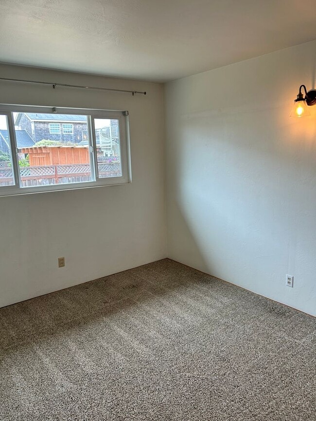 Building Photo - 2 bedroom 1 bath home w/ garage-ONE HOUSE ...