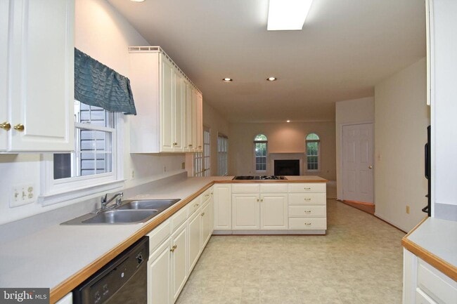 Building Photo - Elegant Brick Colonial on Quiet Cul-de-Sac...