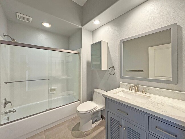 Building Photo - Updated 2B/2BA Condo in Hillcrest W/ Parki...