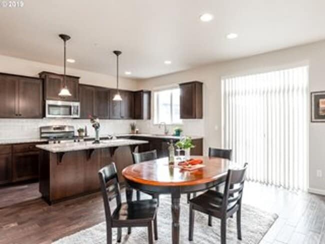 Building Photo - 4 Bedroom Home on Quiet Street w/Office on Main Level!