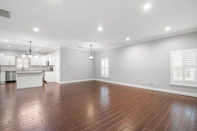 Building Photo - "Charming St. Petersburg Home: 3 Beds, 2 Baths, 1720 Sq. Ft. of Comfort!"