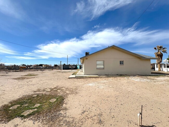 Building Photo - 3 Bed/2 Bath with Refrig A/C on LARGE LOT!