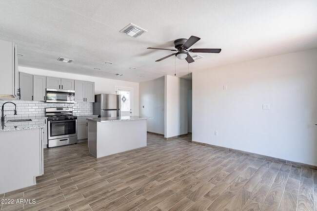 Building Photo - 37 E El Parque Dr