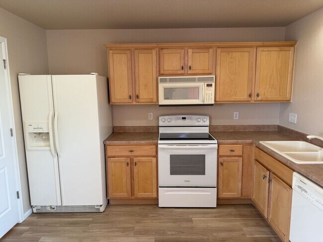 Building Photo - Delightful 3BD/2BA Townhome in Erie with Fresh Paint and New Flooring