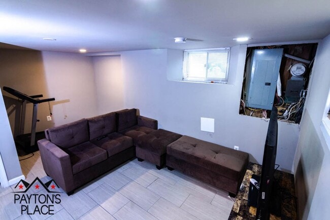 Building Photo - Spacious Single Family home with Huge Back...