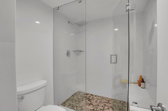 Building Photo - 1149 Hillsboro Mile