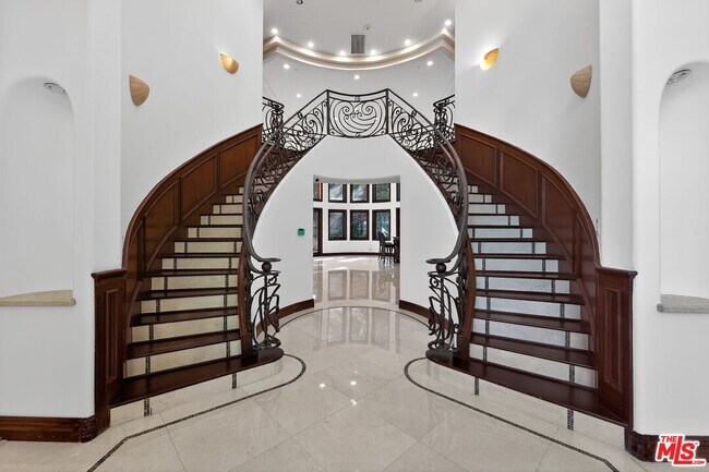 Building Photo - 4536 Vanalden Ave