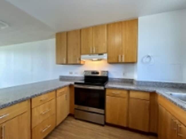 Building Photo - Beautiful golf course views from this Salt Lake - Moanalua condo!