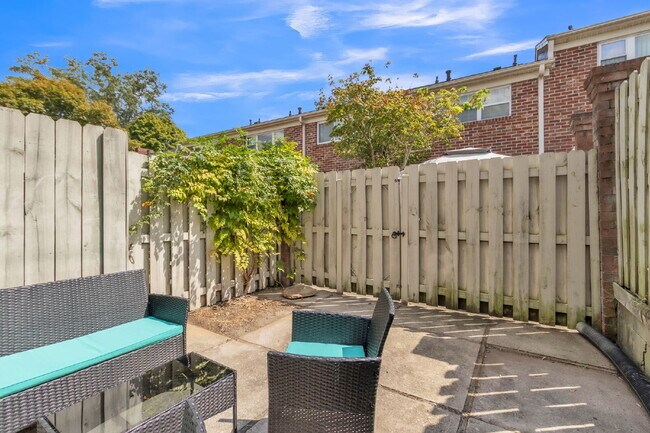Building Photo - Newly Renovated 2 BR/ 1.5 BA Condo off Eas...