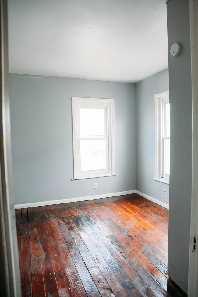 Building Photo - 1121 W Maple St