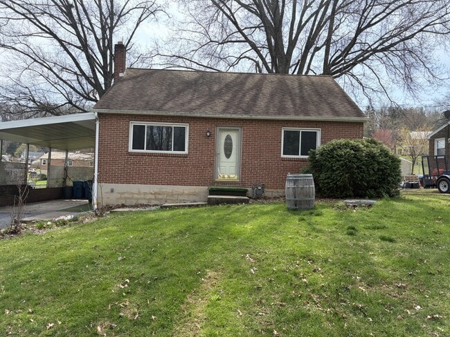 Building Photo - 741 York St