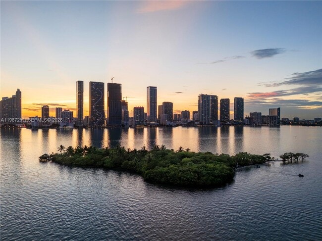 Building Photo - 700 NE 24th St