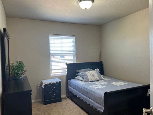 Building Photo - 4 Bedroom Home close to Peterson SFB