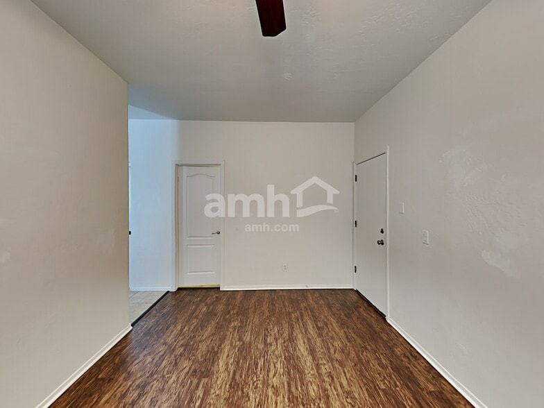 Building Photo - 10131 E Isleta Ave