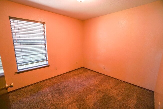 Building Photo - 3 bed/2 bathroom near State Highway 9