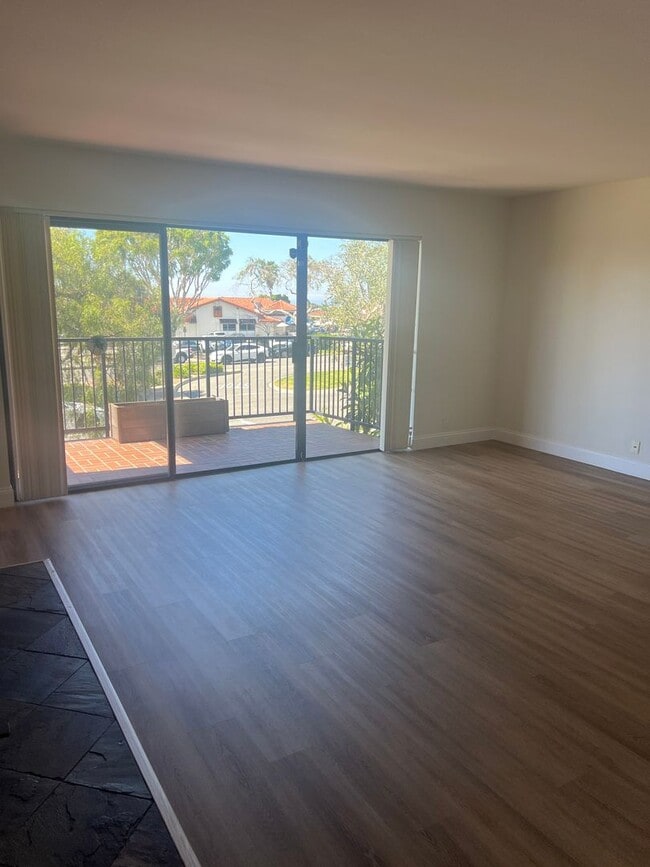 Building Photo - Huge 2 bed 2 bath condo.  2 balconies peek a boo ocean views