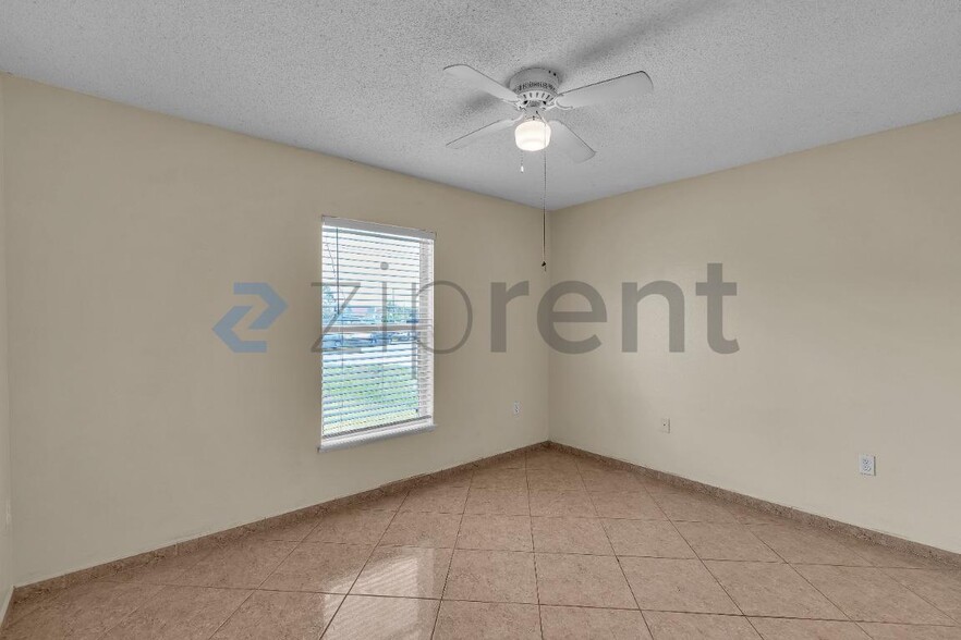 Building Photo - Unit