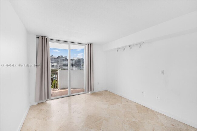 Building Photo - 1621 Bay Rd