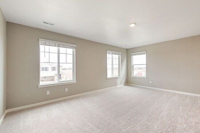 Building Photo - 1939 Knobby Pine Dr