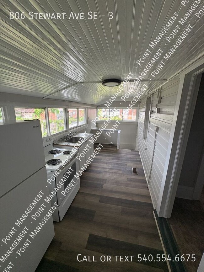 Building Photo - 806 Stewart Ave SE