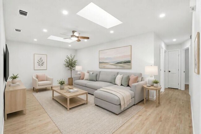 Building Photo - Stunning Remodeled 3BR Duplex in Oviedo with Modern Upgrades