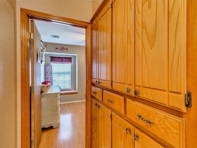 Building Photo - Charming 3-Bedroom Home — Spacious Corner Lot in Del City!