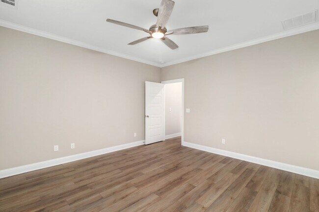 Building Photo - 204 Pineland Dr