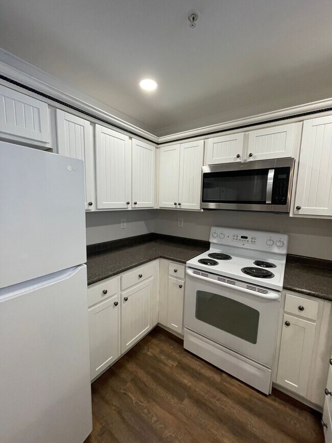 Building Photo - Three Bedroom Townhouse Available!