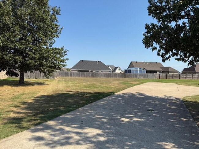 Building Photo - GORGEOUS HOME IN RUSTLING OAKS JUST MINUTES FROM MEMPHIS