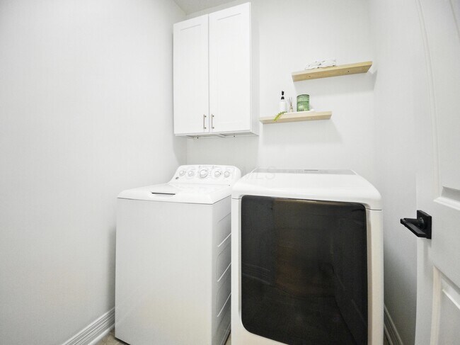 Building Photo - 4256 Landhigh Lakes Dr