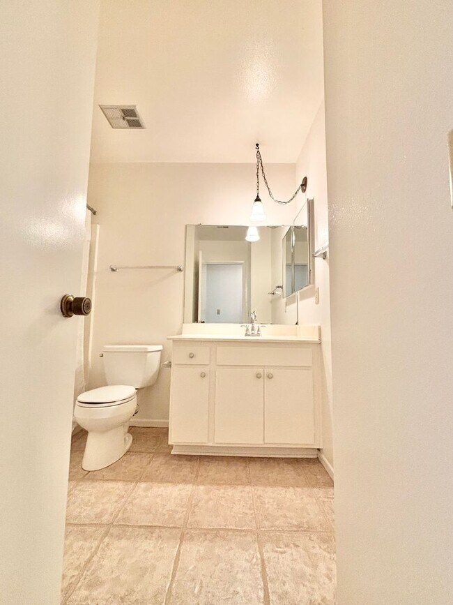 Building Photo - Spacious 4 Bedroom Home Available Now!