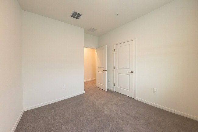 Building Photo - 550 Orient Ave