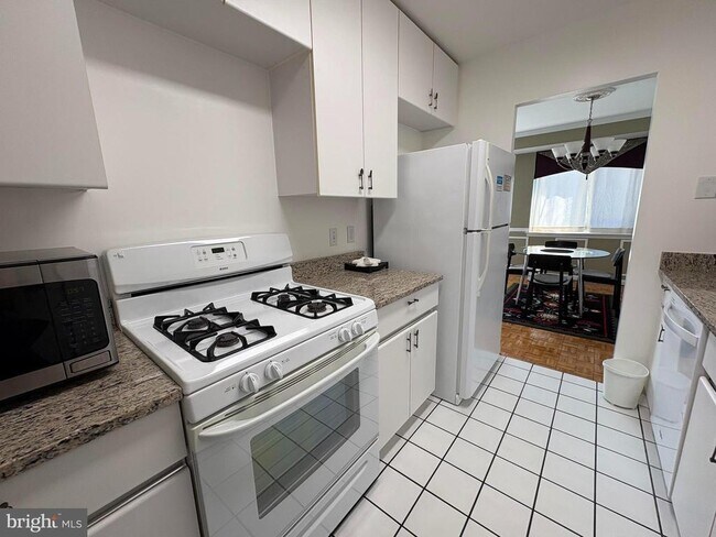 Building Photo - 1637 Oakwood Dr