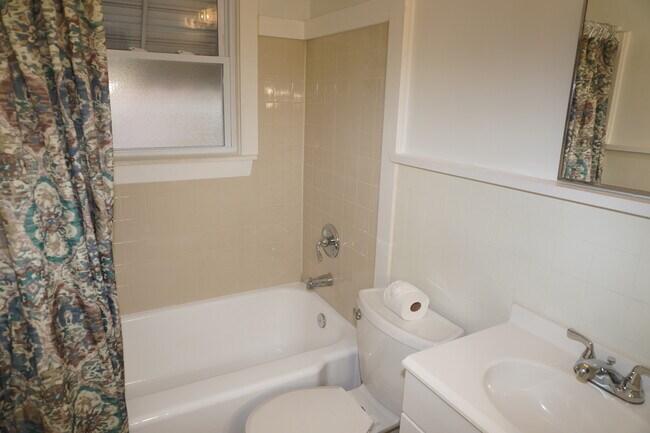 Building Photo - 137 Riverthorn Rd