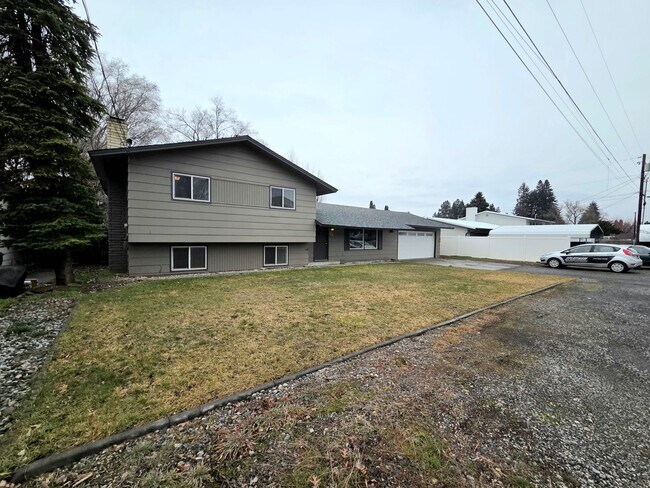 Building Photo - **Charming 3 Bedroom + Bonus, 2.5 Bath House for Rent in Desirable East Wenatchee**
