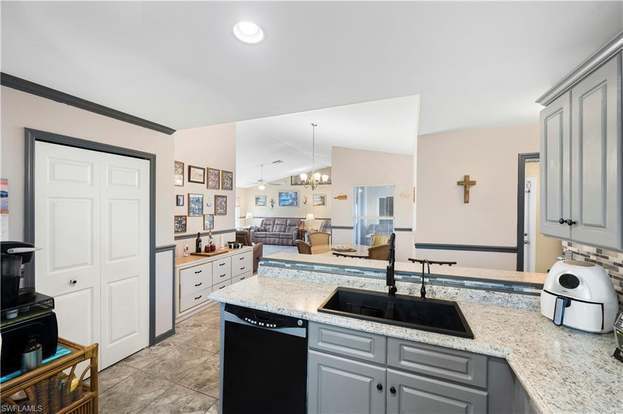 Building Photo - 703 NE 23rd Terrace