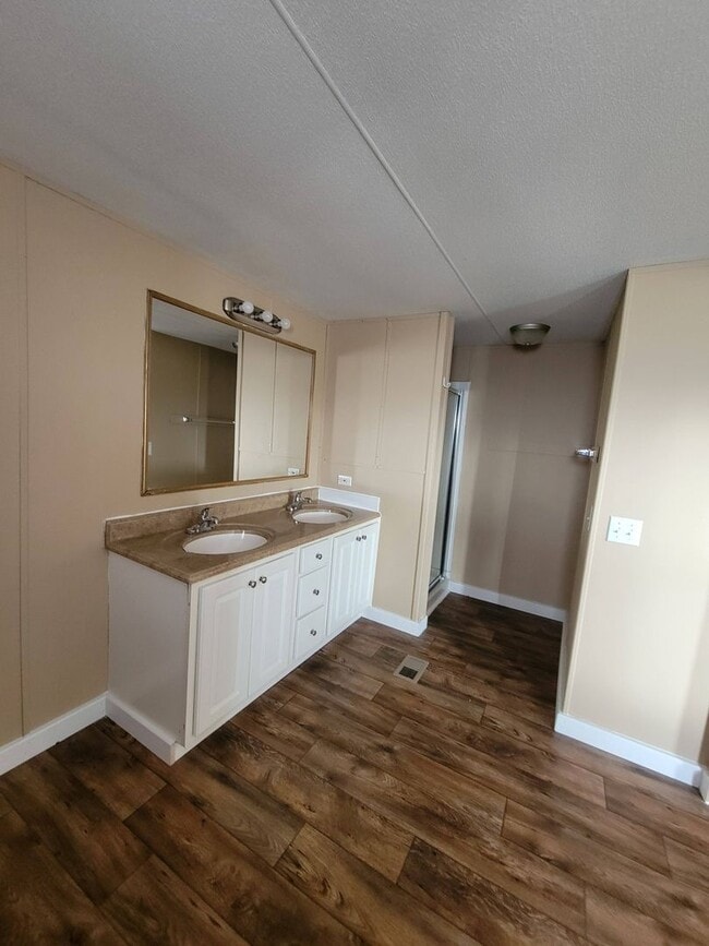 Building Photo - Ready to Move in