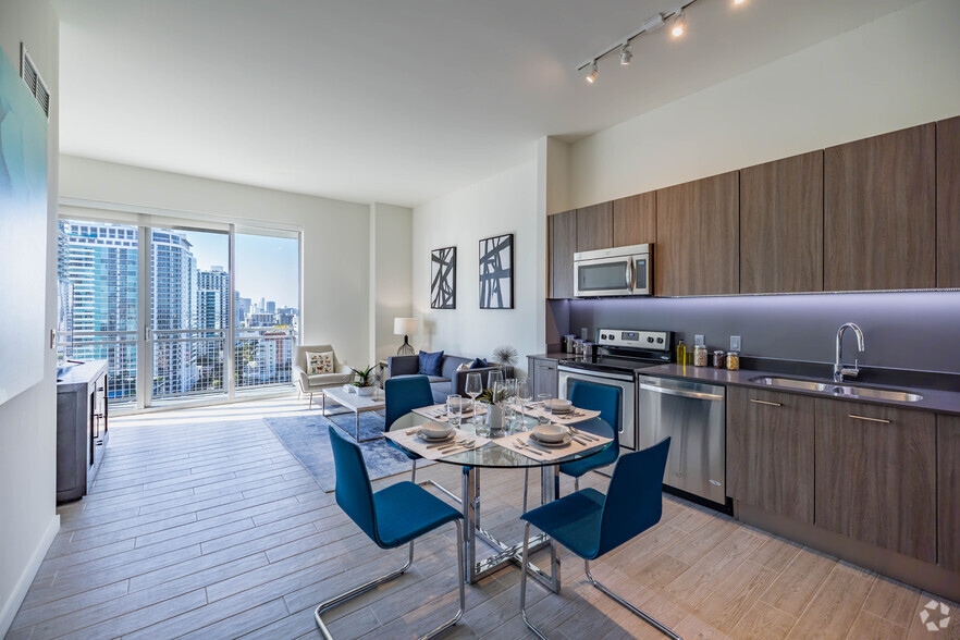 Primary Photo - Eve at the District