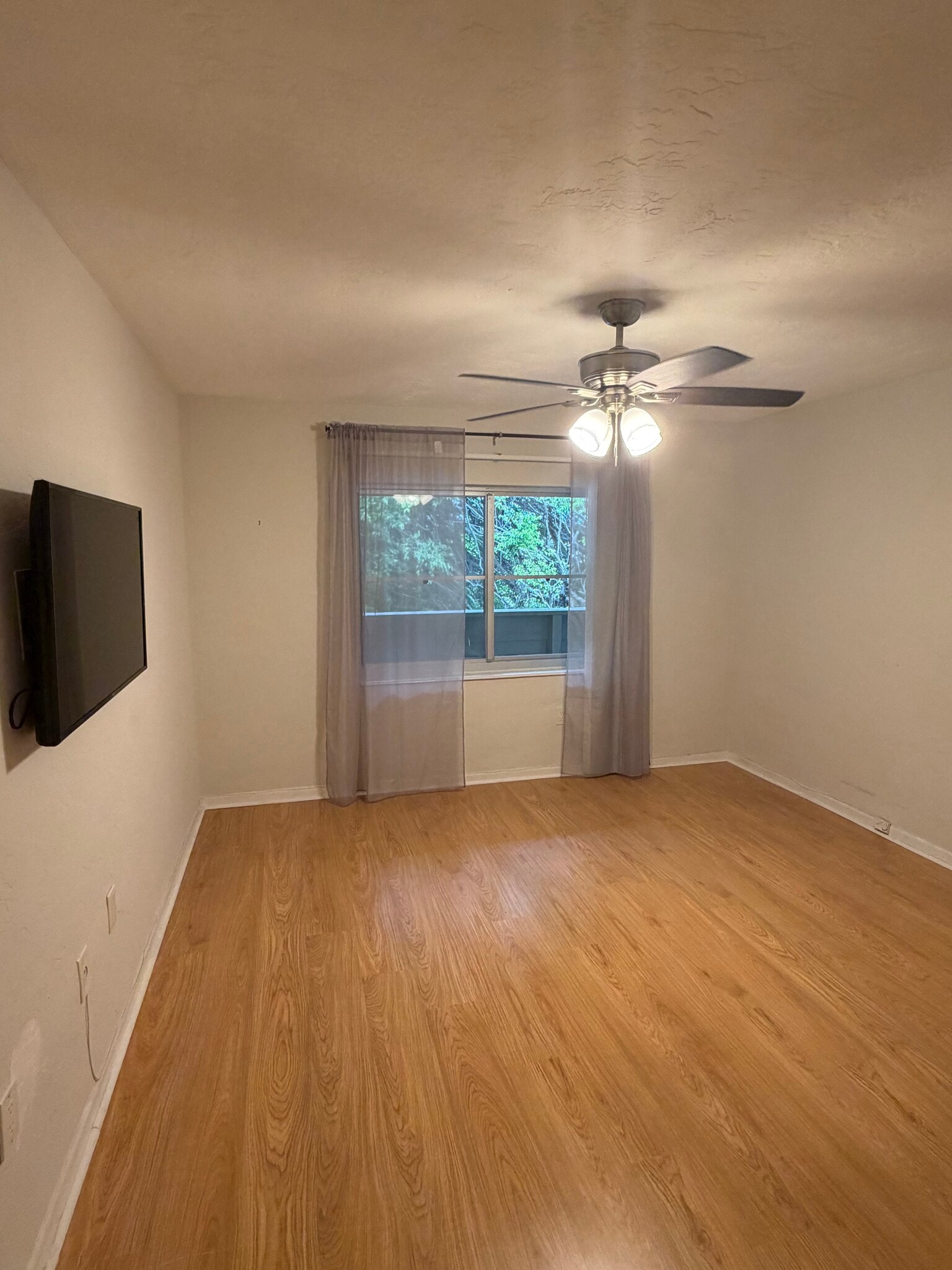 Bedroom - comes with mounted TV - 1205 Mariposa Ave