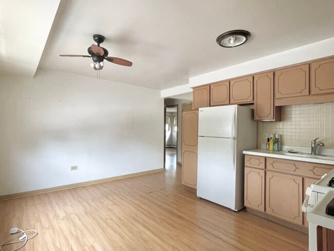 Building Photo - 8304 W Forest Preserve Dr