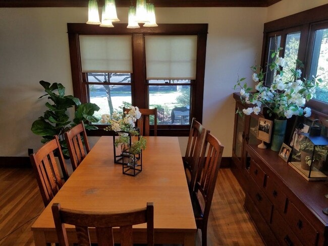Building Photo - 3 Bed/2 Bath Craftsman Beauty in Historic ...