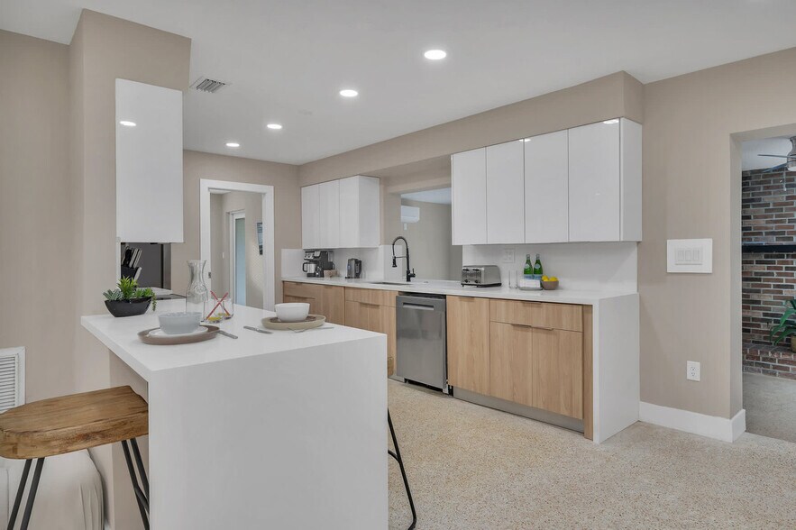 Building Photo - 85 NE 164th St